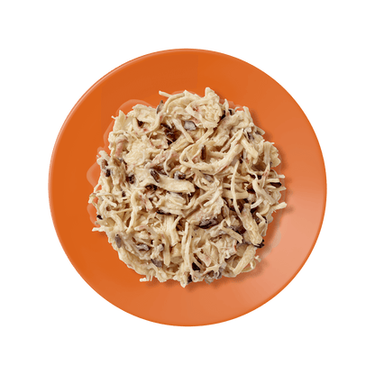 Plato de comida húmeda para gatos servido a temperatura ambiente