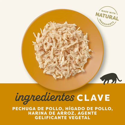 Cuenco con la comida servida de este plato de pollo con hígado para gatos.