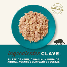 Cuenco con la comida servida de este sobre de atún con caballa para gatos.