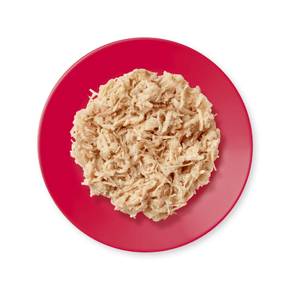 Cuenco con la comida servida de este plato de pollo con ternera para gatos.