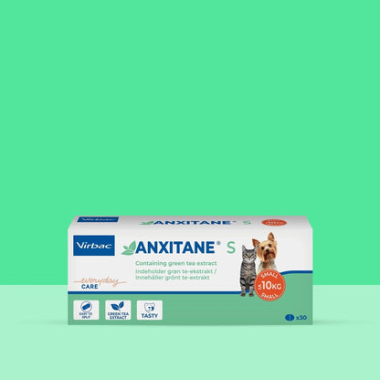 Caja Anxitane Virbac S de 30 comprimidos palatables con extracto de té verde sobre fondo verde, para gatos y perros de hasta 10 kg, con sello naranja SMALL