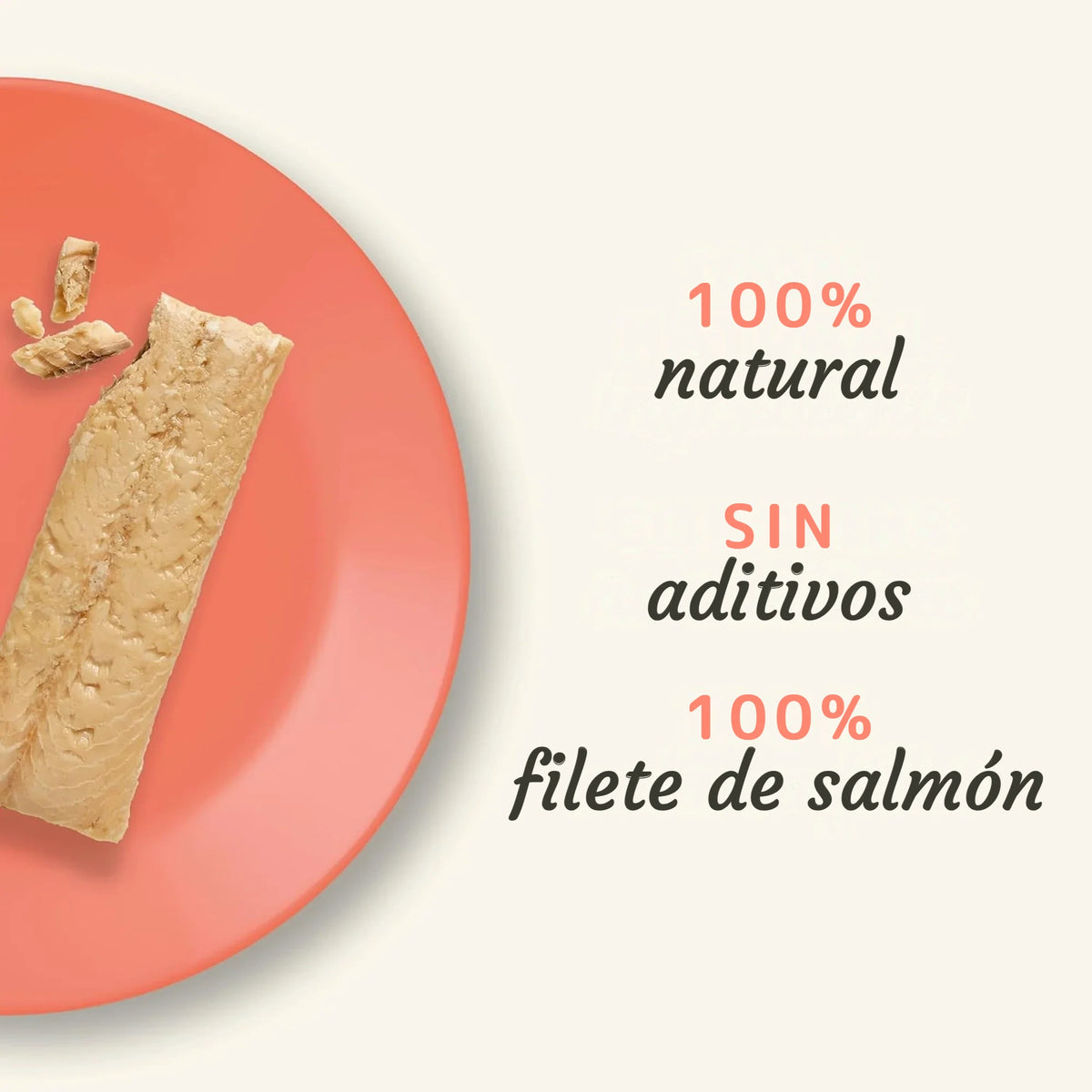 Plato coral con el filete entero y los reclamos 100% natural y sin aditivos