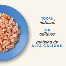 Plato azul con el desmenuzado de atún y cangrejo en caldo y los reclamos de la marca
