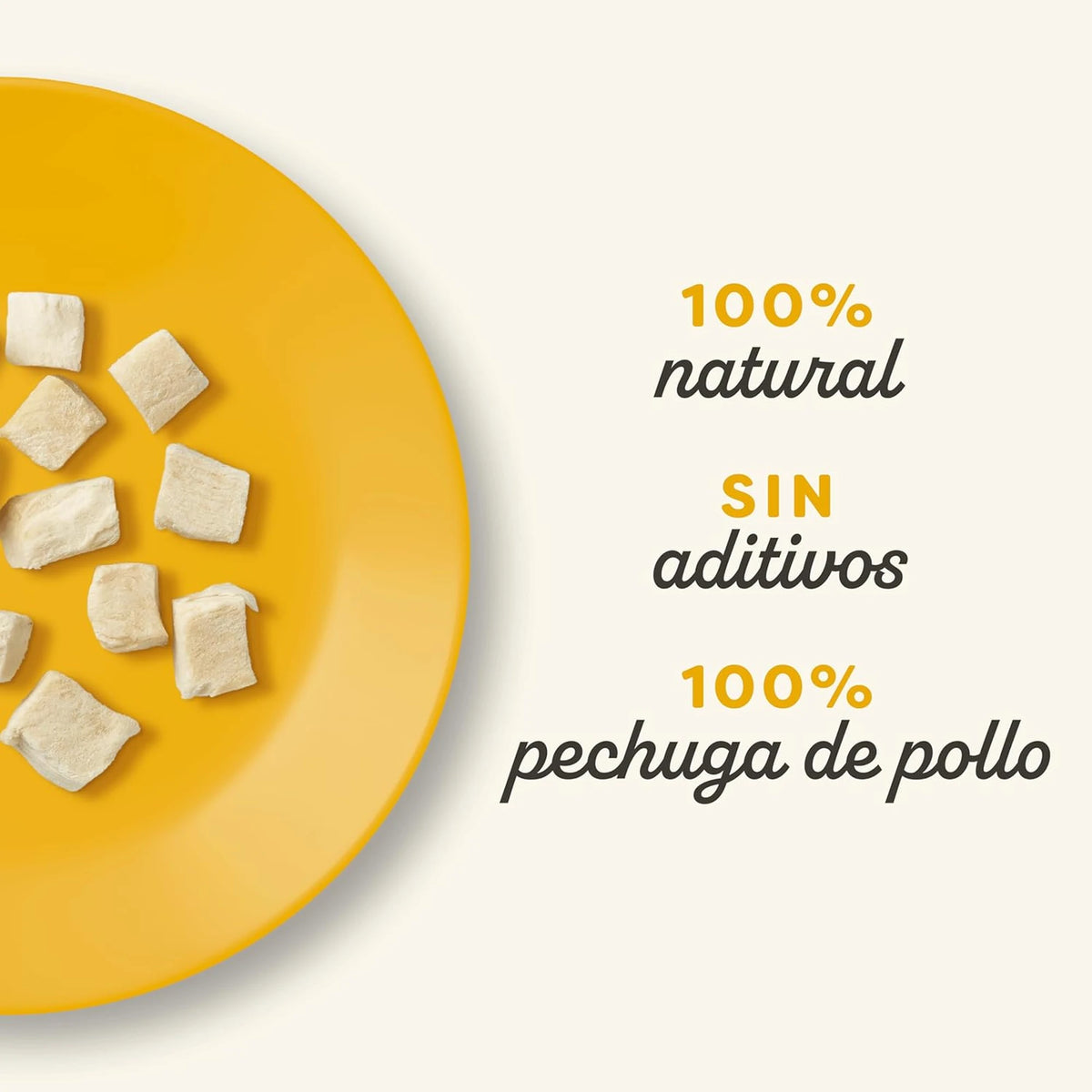 Plato amarillo con los trocitos liofilizados y una lámina informativa de la marca