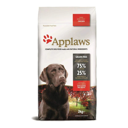 Saco de pienso Applaws de pollo para perros adultos, con un perro grande de pelo chocolate.