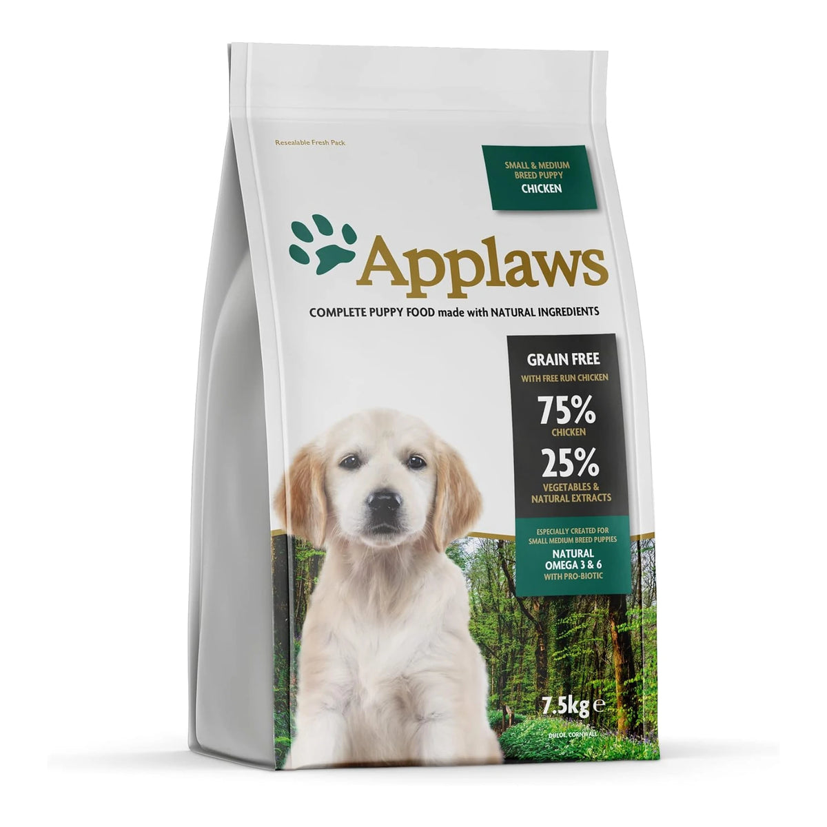 Saco de pienso Applaws de pollo para cachorros, con un cachorro de pelo dorado.