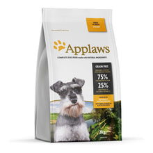 Saco de pienso Applaws de pollo para perros senior, con un schnauzer gris.