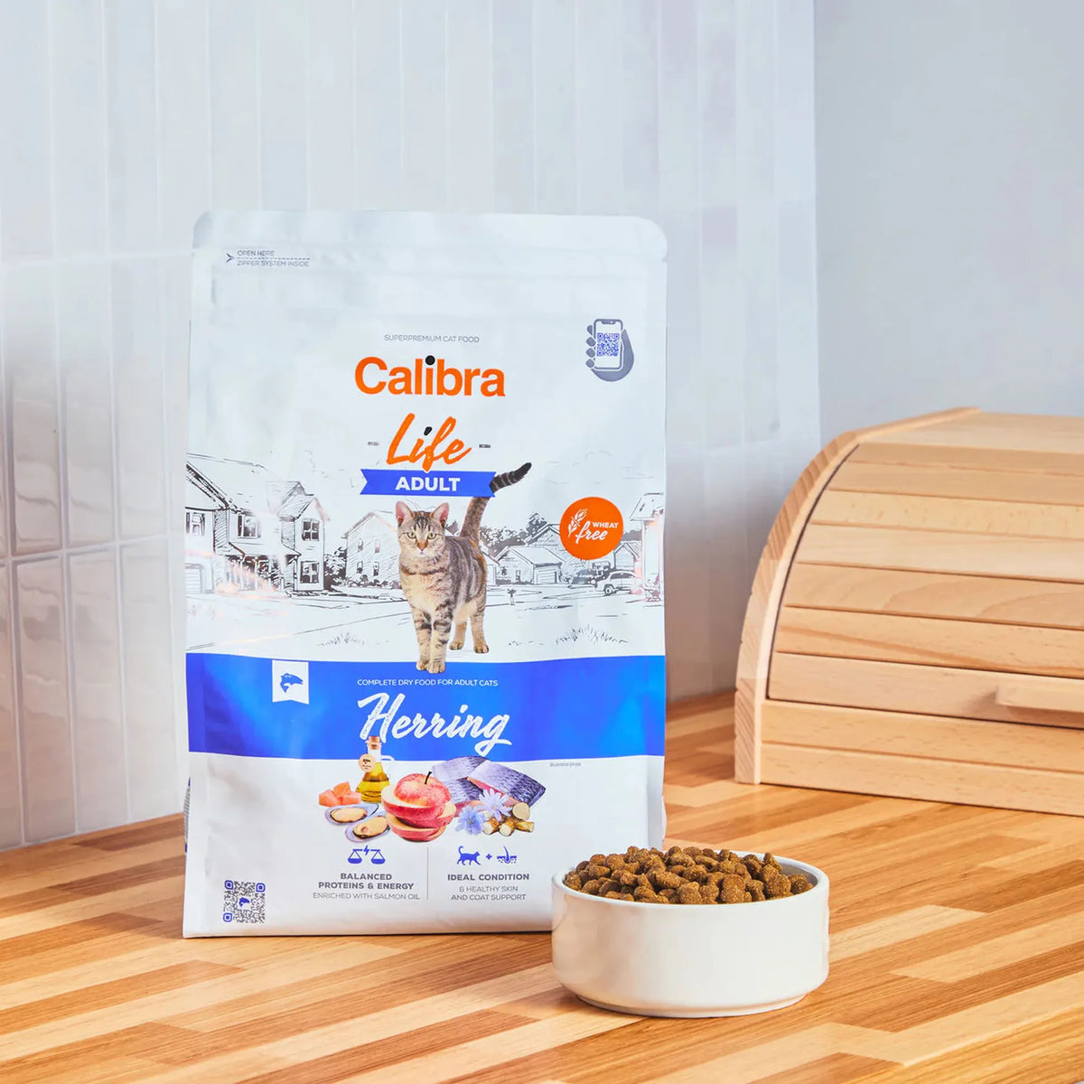 Saco de pienso Calibra Cat Life Adult Herring para gatos adultos junto a un cuenco