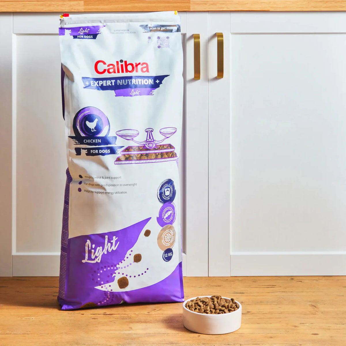 Saco de Calibra Expert Nutrition Light junto a un cuenco de croquetas