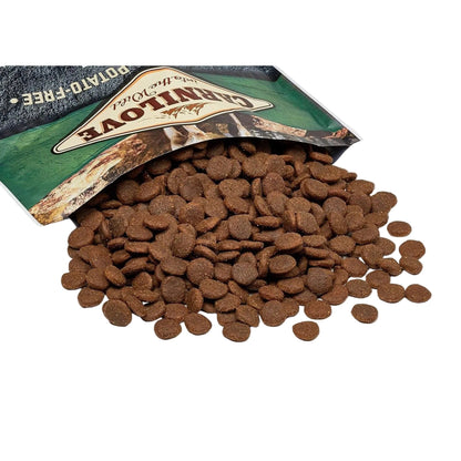 Pienso Carnilove Duck and Pheasant saliendo del saco, fondo blanco
