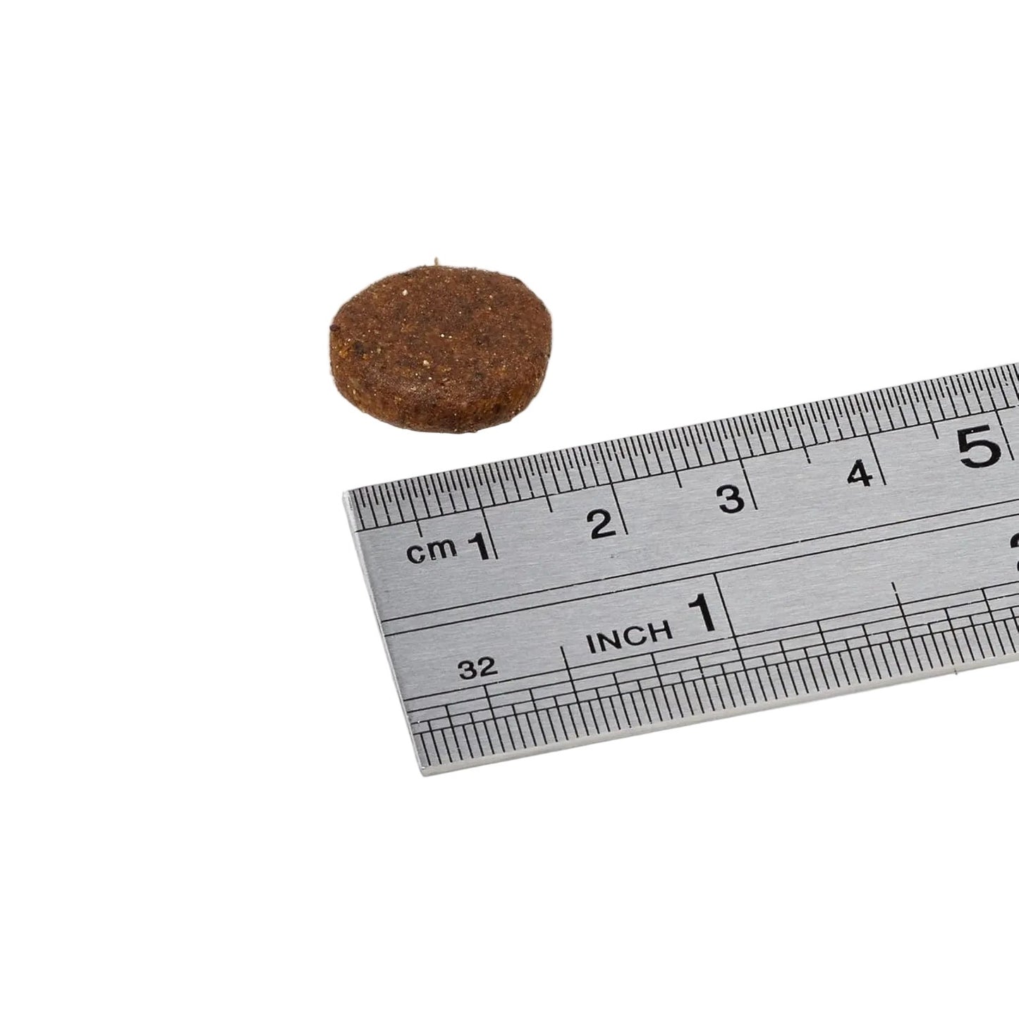 Tamaño de la croqueta Carnilove Duck and Pheasant sobre fondo blanco
