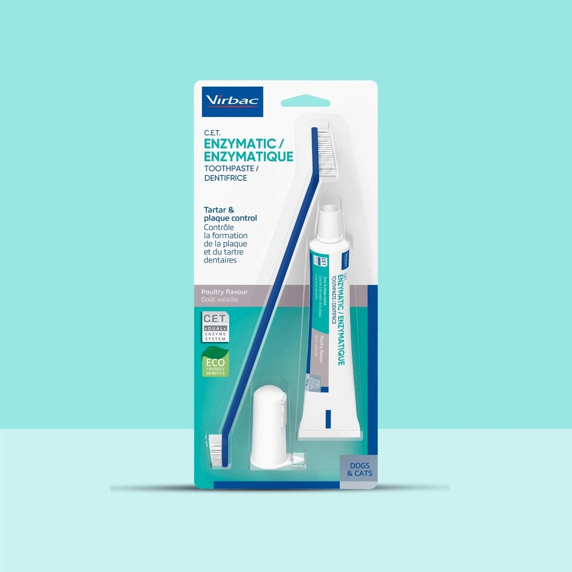 Blister pack CET Enzymatic Kit Virbac con cepillo de dientes azul de doble cabezal, cepillo de dedo blanco de silicona y tubo de pasta dental CET Enzymatic 70 g sabor aves de corral, fondo verde menta, texto Tartar and plaque control ECO FRIENDLY CET Enzyme System Dogs and cats