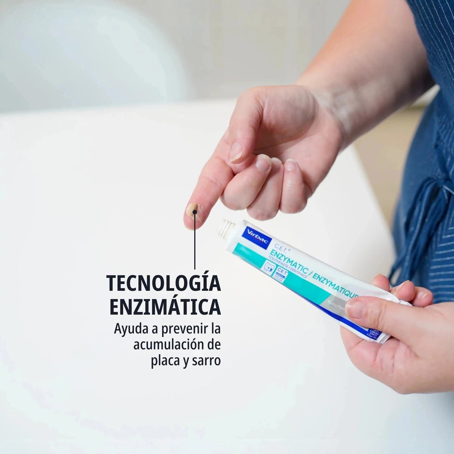 Manos sosteniendo tubo CET Enzymatic Toothpaste Virbac con texto Tecnología enzimática ayuda a prevenir la acumulación de placa y sarro