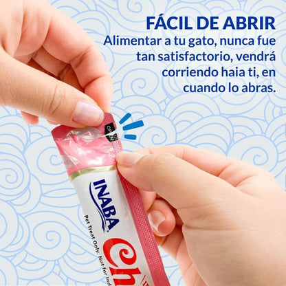 Primer plano de dos manos abriendo la punta de un tubo de puré, con un rótulo en español