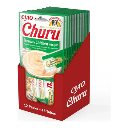 Caja expositora de la tienda con varios paquetes de Churu de atún con pollo en su interior