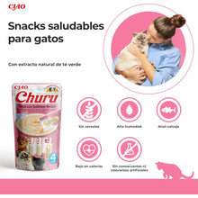 Mujer abrazando a su gato junto al paquete de Churu de atún con salmón y cinco iconos