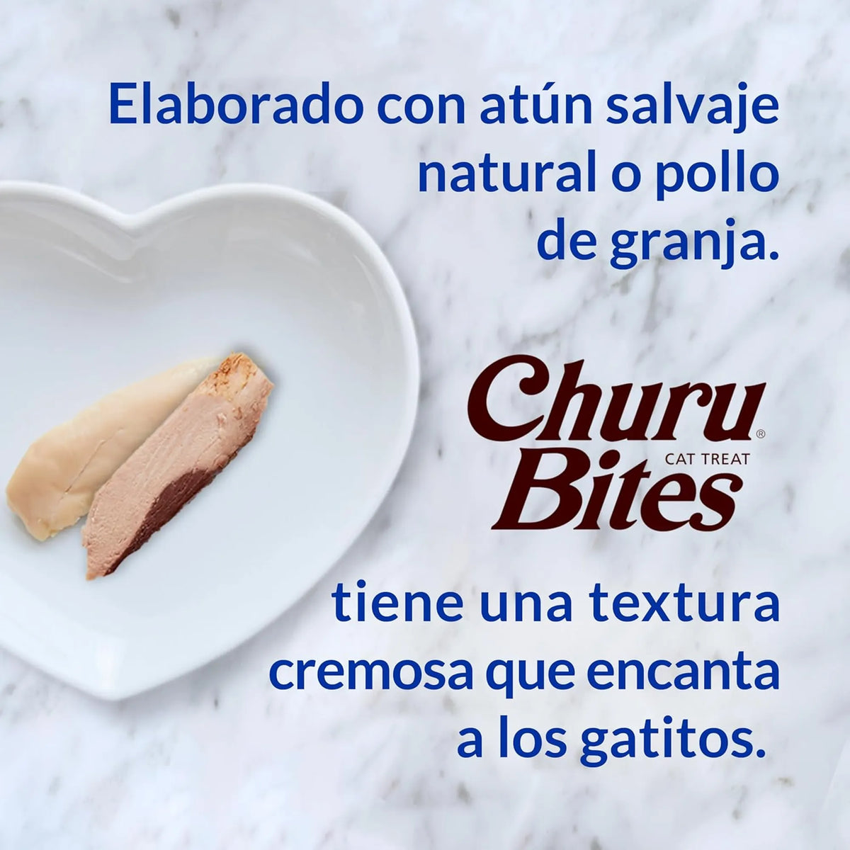 Pieza servida sobre un platito encima de una superficie de mármol, junto a un rótulo