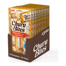 Caja expositora abierta con 12 bolsas naranjas de Churu Bites de pollo para gatos colocadas en fila