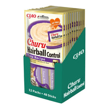 Caja expositora verde con 12 paquetes de Churu Hairball Control colocados en fila, abierta por arriba