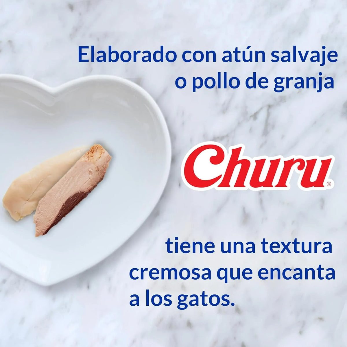 Plato blanco en forma de corazón con una pechuga de pollo y un filete de atún sobre una encimera de mármol