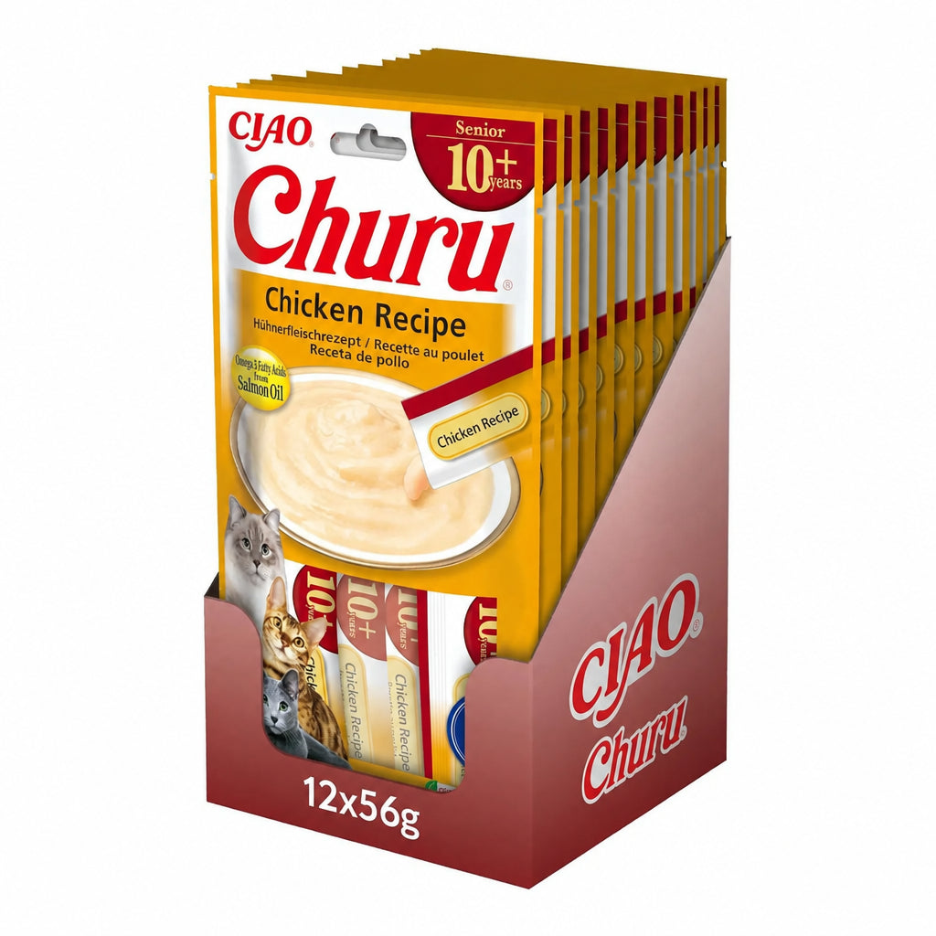 Caja expositora con 12 paquetes de Churu Senior 10+ de pollo colocados en fila, abierta por arriba