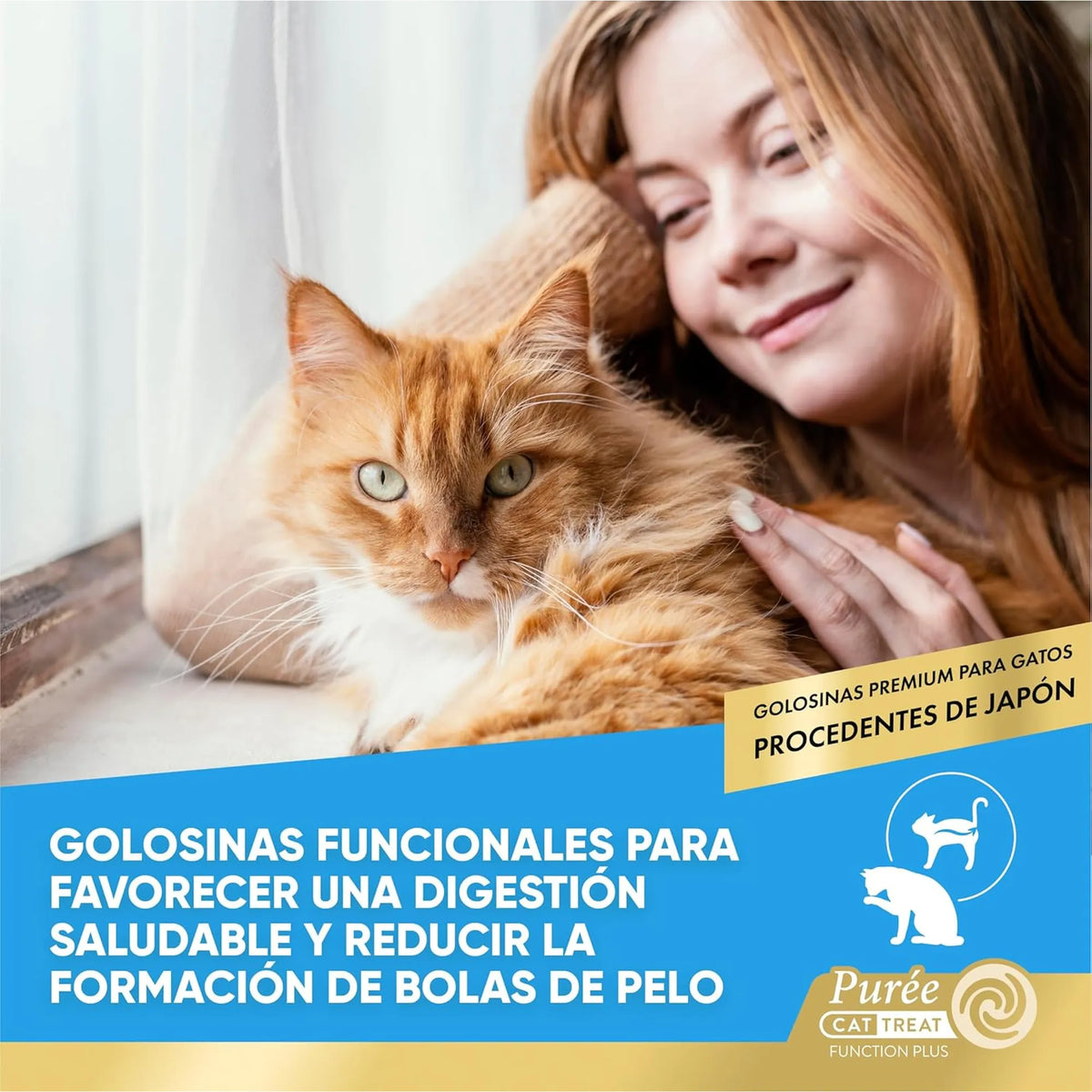 Mujer sonriente acariciando a un gato naranja de pelo largo junto a una ventana, con un rótulo de la marca