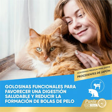 Mujer sonriente acariciando a un gato naranja de pelo largo junto a una ventana, con un rótulo de la marca