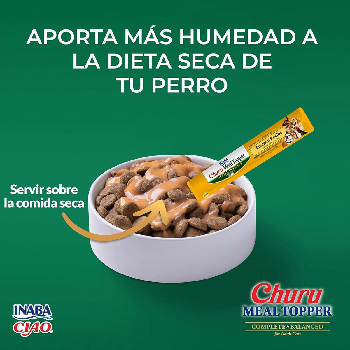 Tubo vertiendo el puré sobre un cuenco de pienso seco, bajo un rótulo sobre la humedad en la dieta del perro