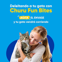 Mujer con un gato atigrado en brazos y un rótulo que propone agitar el envase para llamarlo