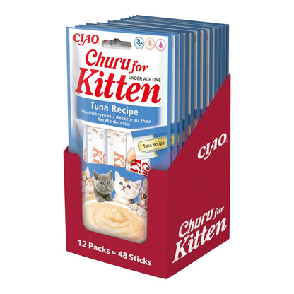 Caja expositora roja abierta, llena de paquetes azules de Churu Kitten de atún