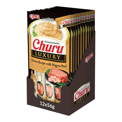 Caja expositora con 12 paquetes de Churu Luxury de pollo con wagyu (12 x 56 g), el formato en que se vende
