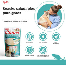 Mujer abrazando a su gato junto al paquete de Churu de pollo con sabor a cangrejo y varios iconos