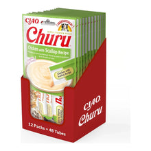 Caja expositora abierta llena de paquetes de Churu de pollo con vieira