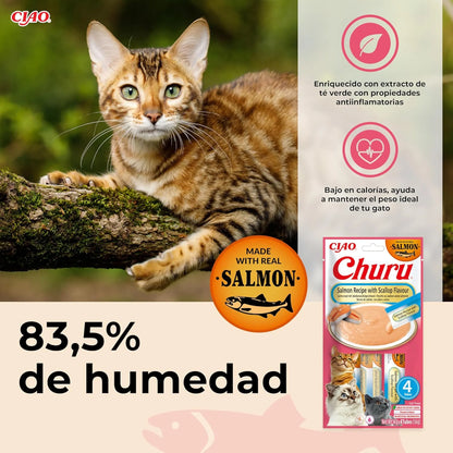 Gato de Bengala descansando en un tronco junto al paquete de Churu salmón y vieira