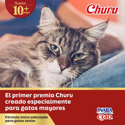 Gato atigrado de pelo largo junto a un rótulo de presentación de la línea Churu Senior