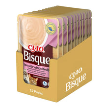 Caja expositora abierta y repleta de bolsas iguales de Ciao Bisque de atún con salmón
