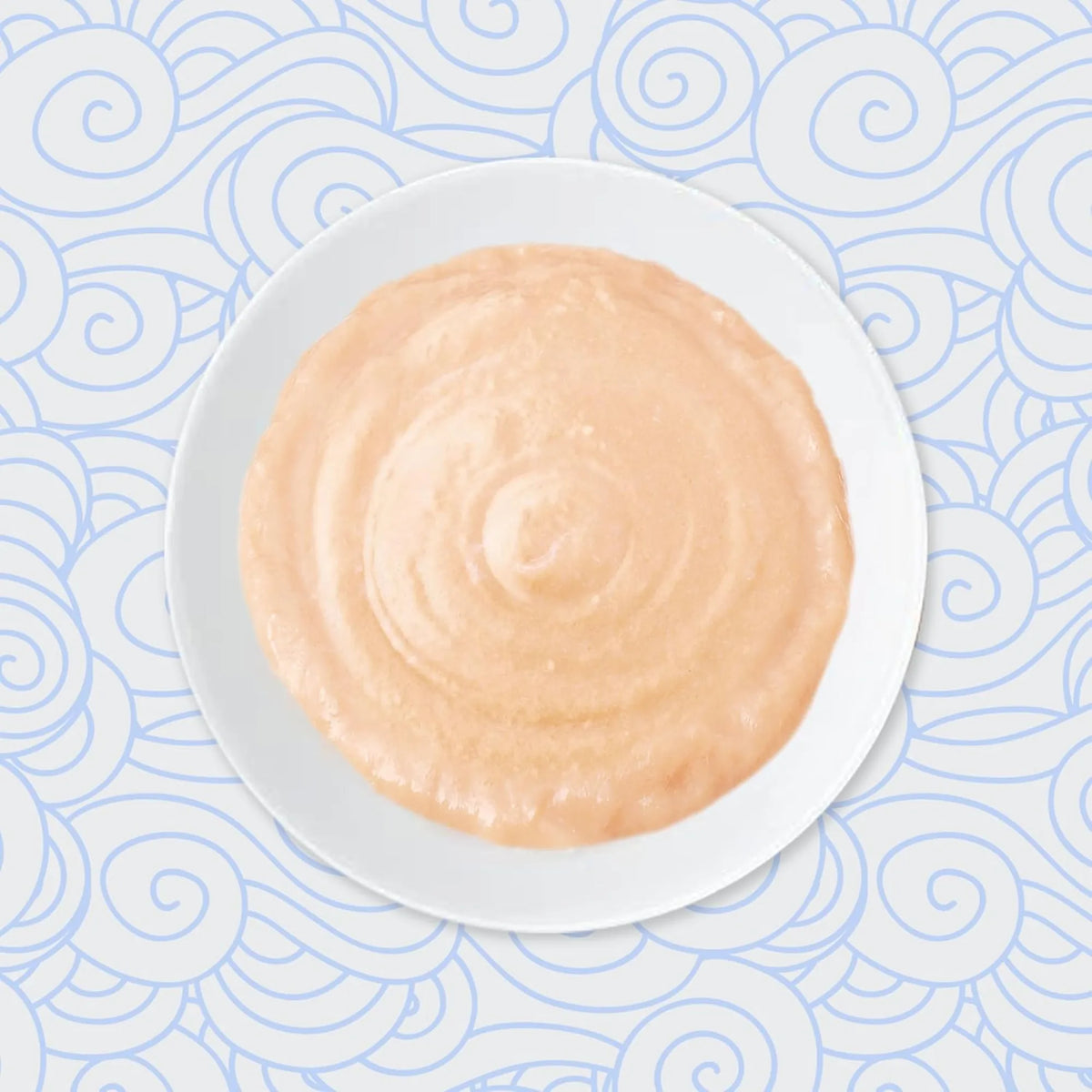 Plato blanco con la crema ya servida sobre un fondo de olas azules dibujadas