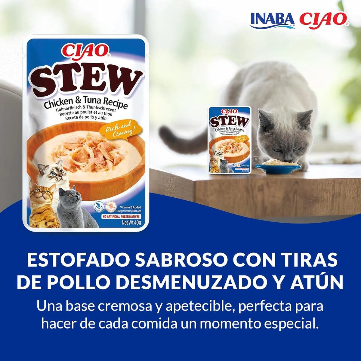 Gato gris comiendo de un cuenco sobre la mesa con la bolsa del estofado al lado