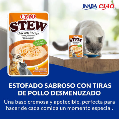 Gato gris comiendo de un cuenco en la mesa junto a la bolsa del estofado