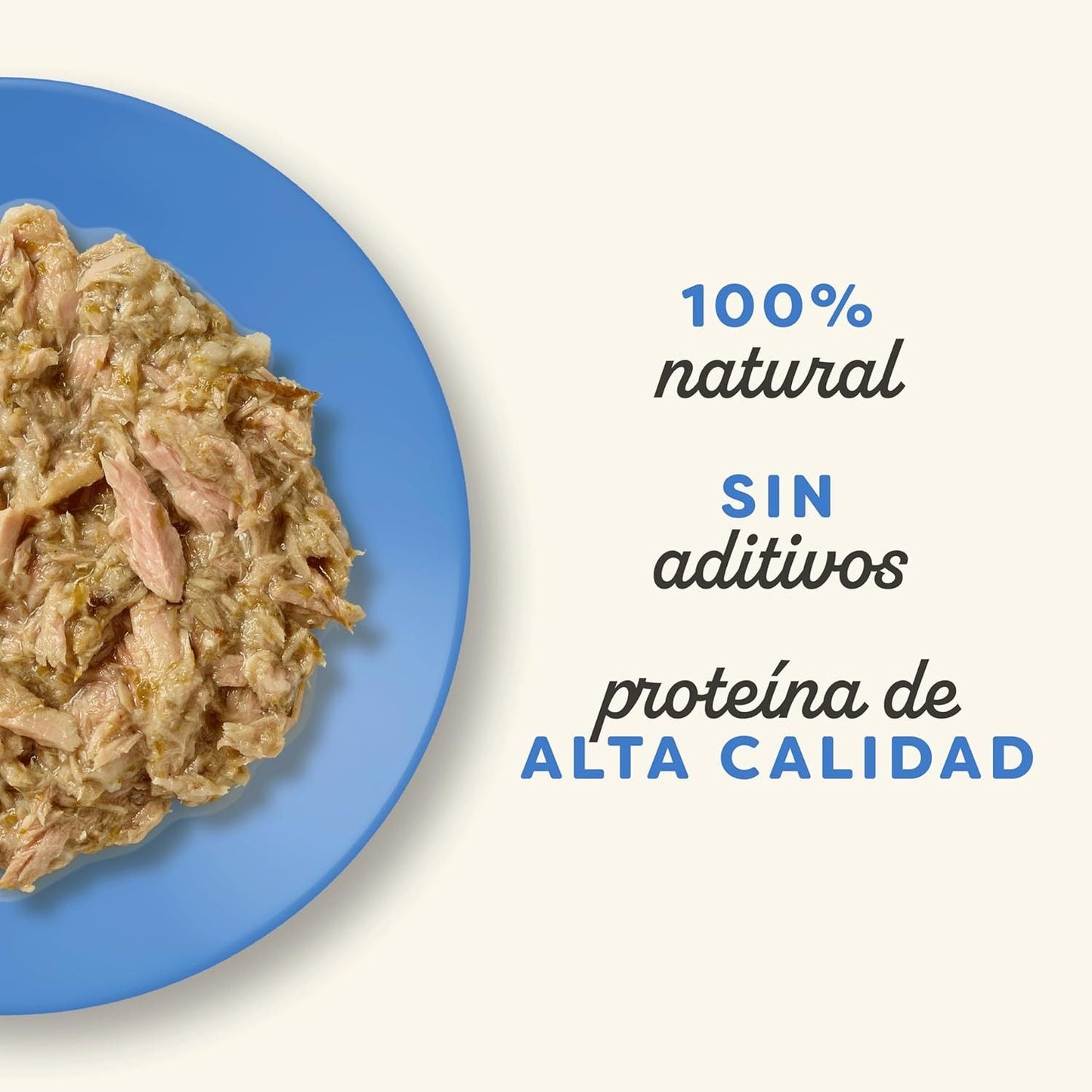 Primer plano de filete de atún Applaws en caldo sobre plato azul con mensajes 100 por ciento natural, sin aditivos y proteína de alta calidad