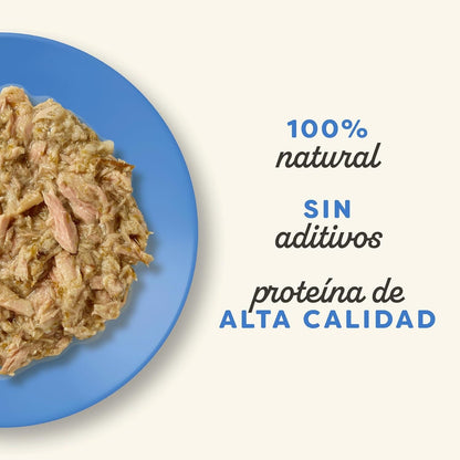 Primer plano de filete de atún Applaws en caldo sobre plato azul con mensajes 100 por ciento natural, sin aditivos y proteína de alta calidad