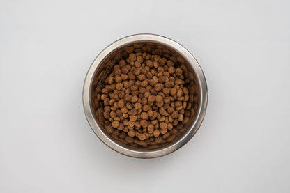 Cuenco de metal visto desde arriba con croquetas Veterinary HPM para gato