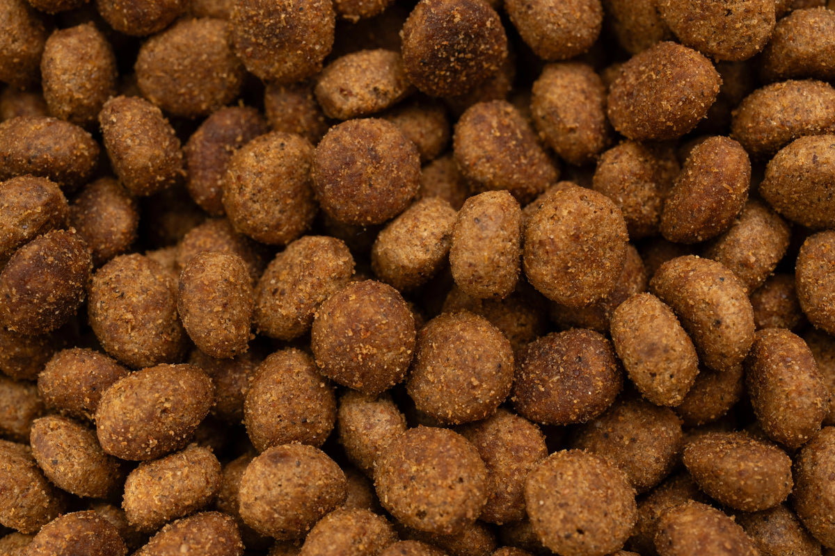Montón de croquetas marrones en primer plano que llena el encuadre