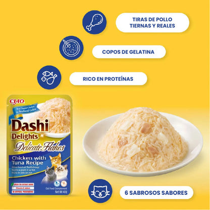 Bolsa de Dashi Flakes de pollo con atún colocada junto a un plato de copos y cuatro rótulos de la receta