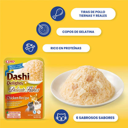 Bolsa de Dashi Delicate Flakes de pollo junto a un plato de copos de pollo y cuatro rótulos de la receta