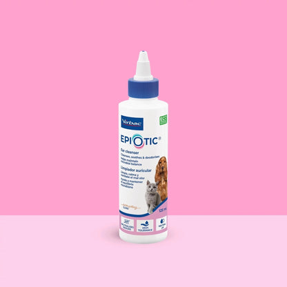 Frasco EpiOtic Virbac 125 ml de limpiador auricular para perros y gatos sobre fondo rosa, con tapón azul y aplicador cónico, mostrando Cocker Spaniel y gato en la etiqueta