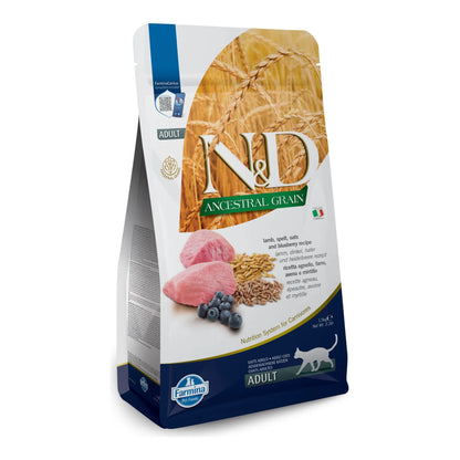 Bolsa de pienso Ancestral Grain cordero Farmina N&D en ángulo, con las recetas escritas en varios idiomas.