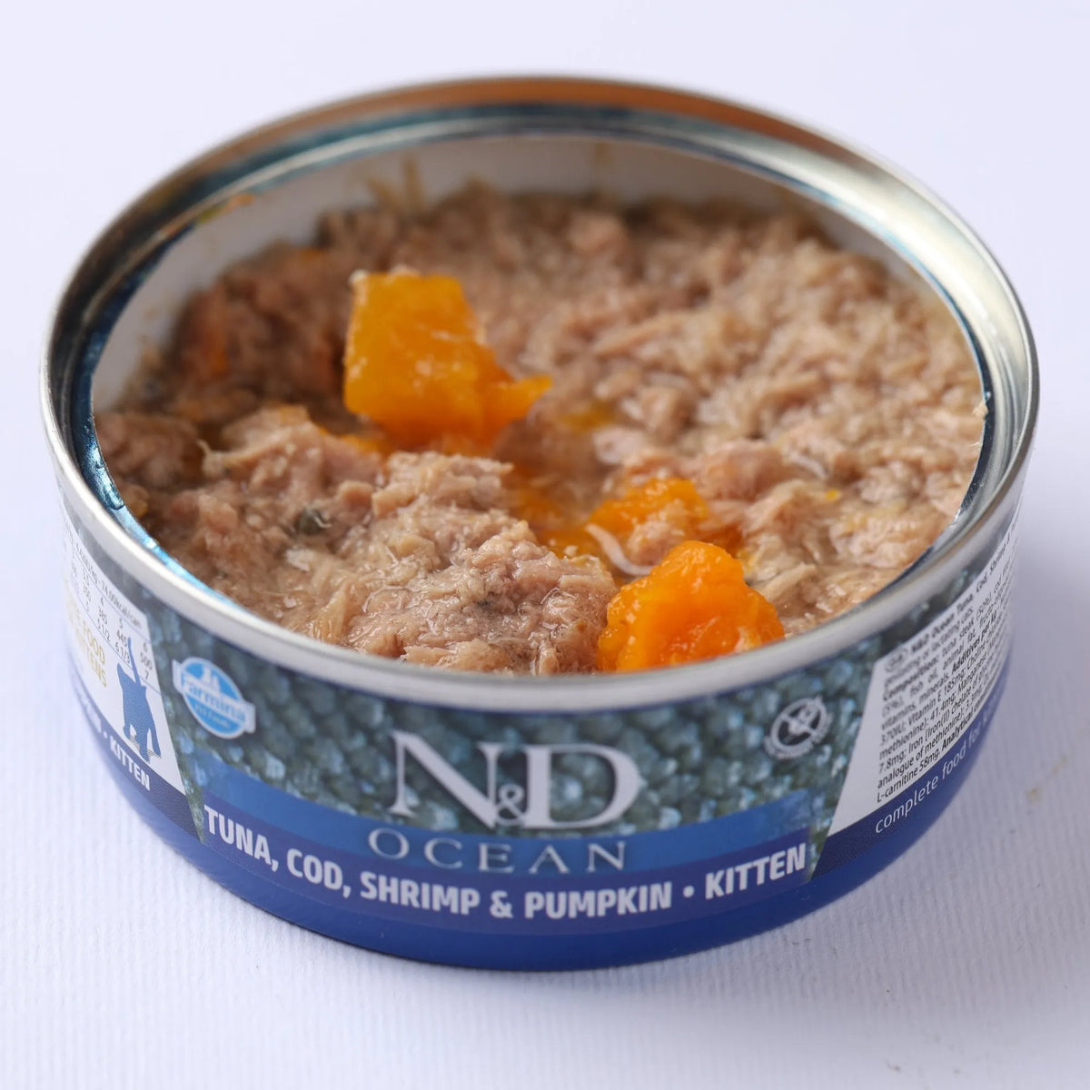 Lata abierta de esta comida húmeda gatitos atún mostrando el pate con trozos de calabaza.