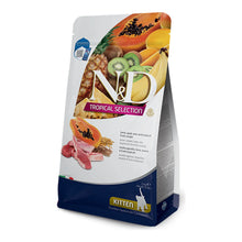 Bolsa de pienso para gatitos cordero Farmina N&D Tropical Selection, con la franja "Kitten" y fondo blanco.