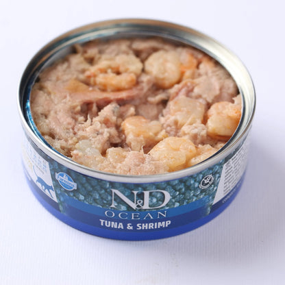 Lata abierta de esta comida húmeda atún gambas mostrando el pate con trozos de gamba.